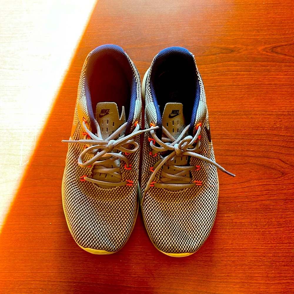 Nike gently used women’s size 10.